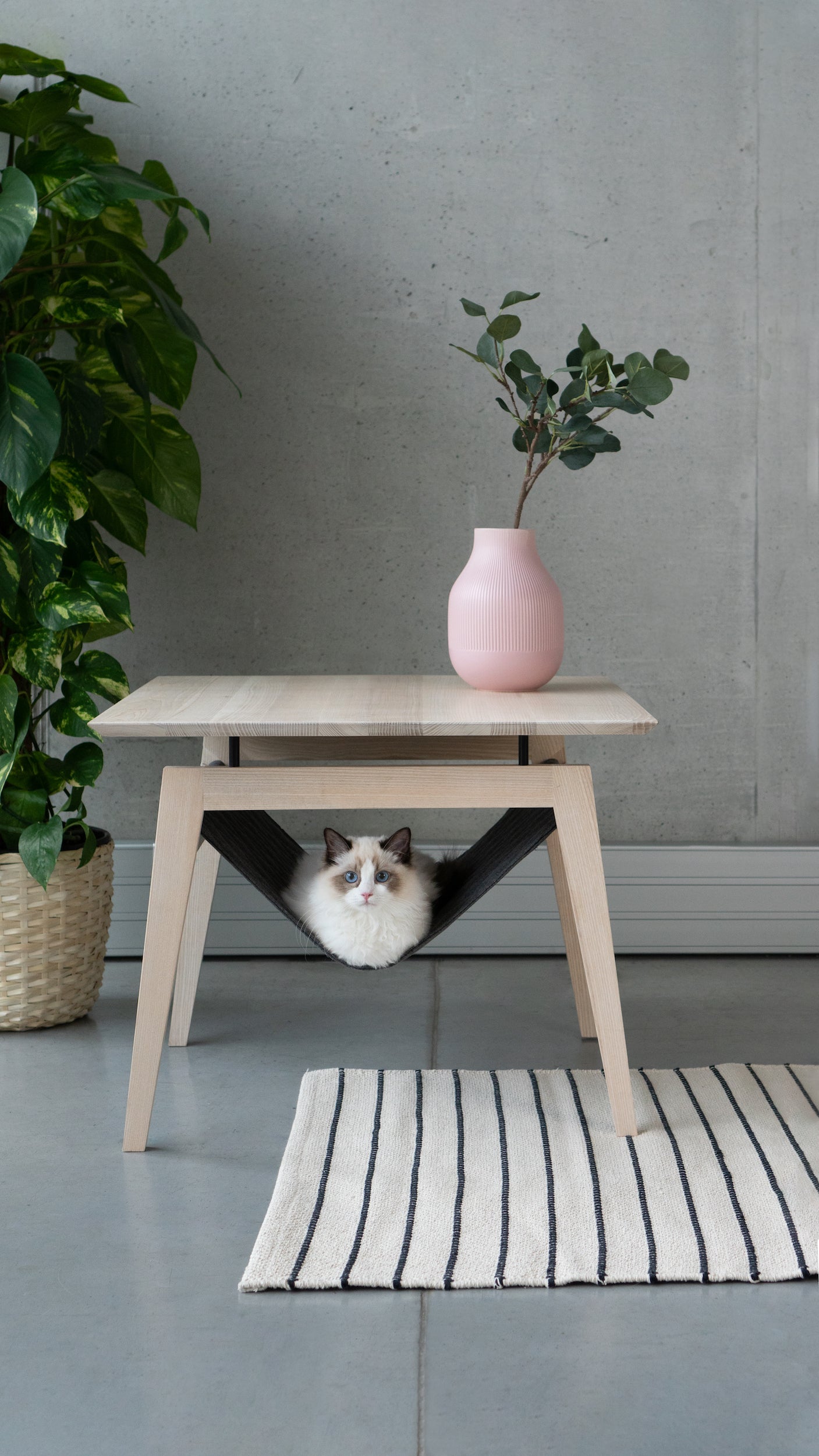 design salontafel met hangmat voor kat in Scandinavisch interieur Labbvenn