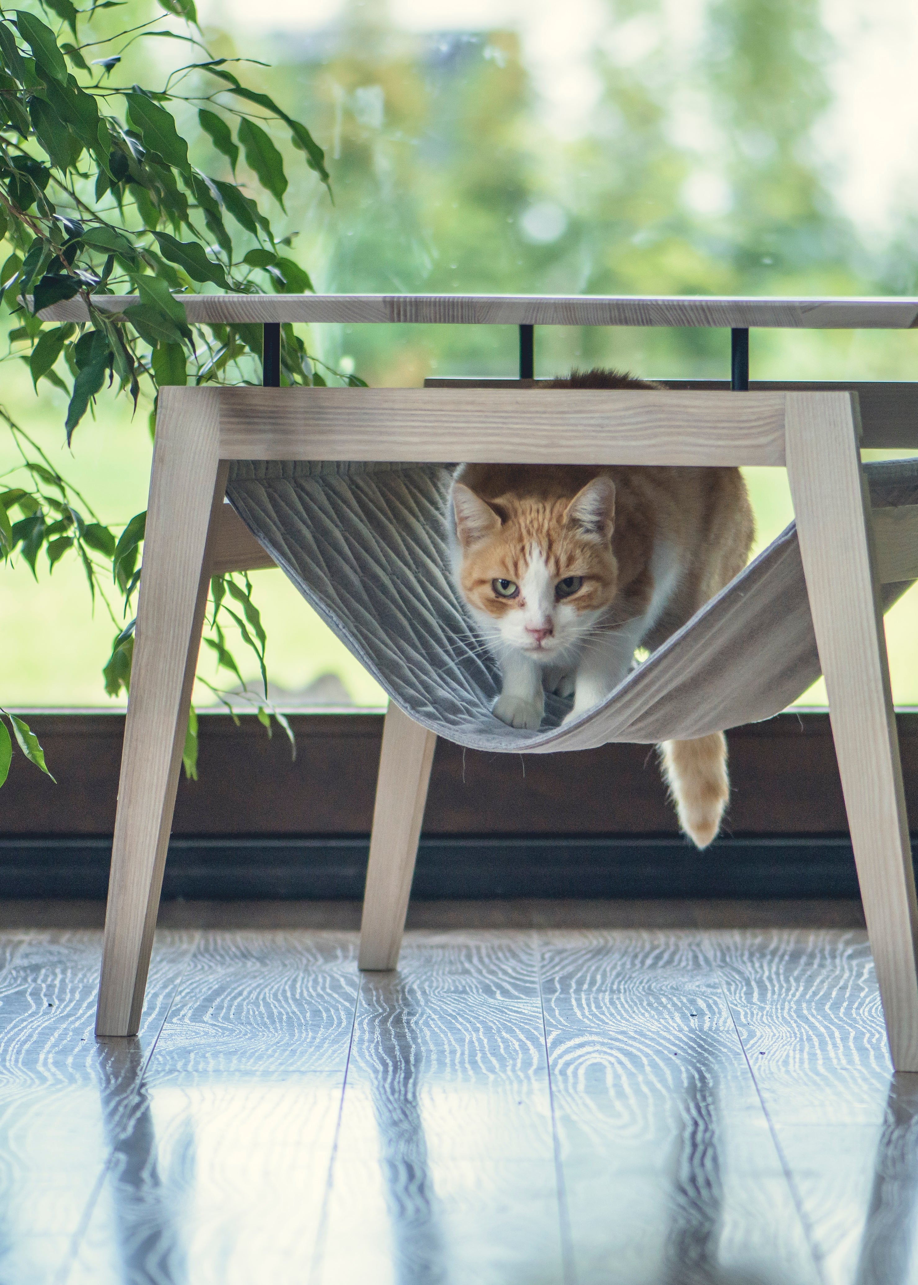 Kikko tafel met hangmat – Scandinavisch design kattenmeubel van Labbvenn