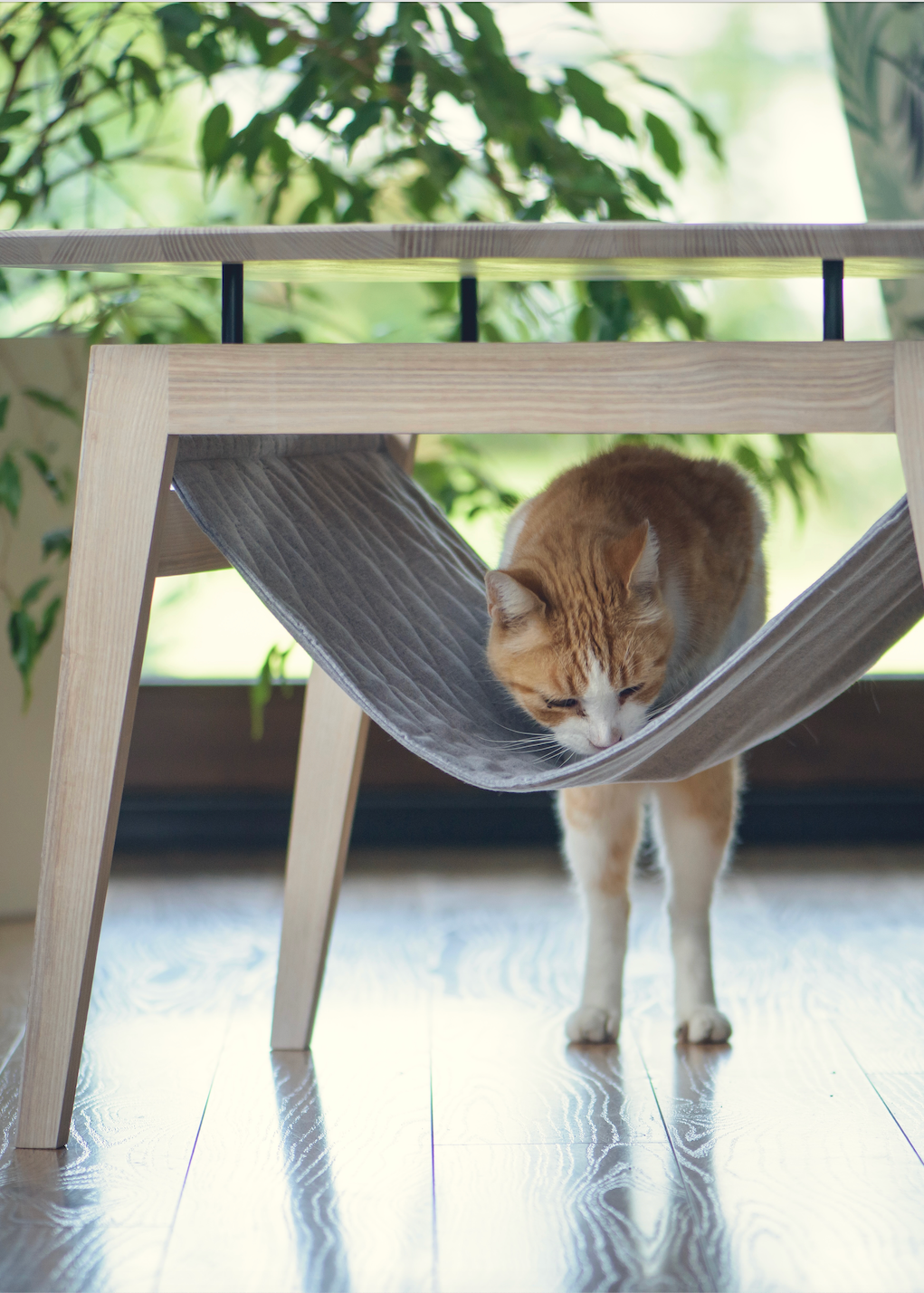 design kattenmeubel met hangmat – Labbvenn Kikko tafel in Scandinavisch interieur