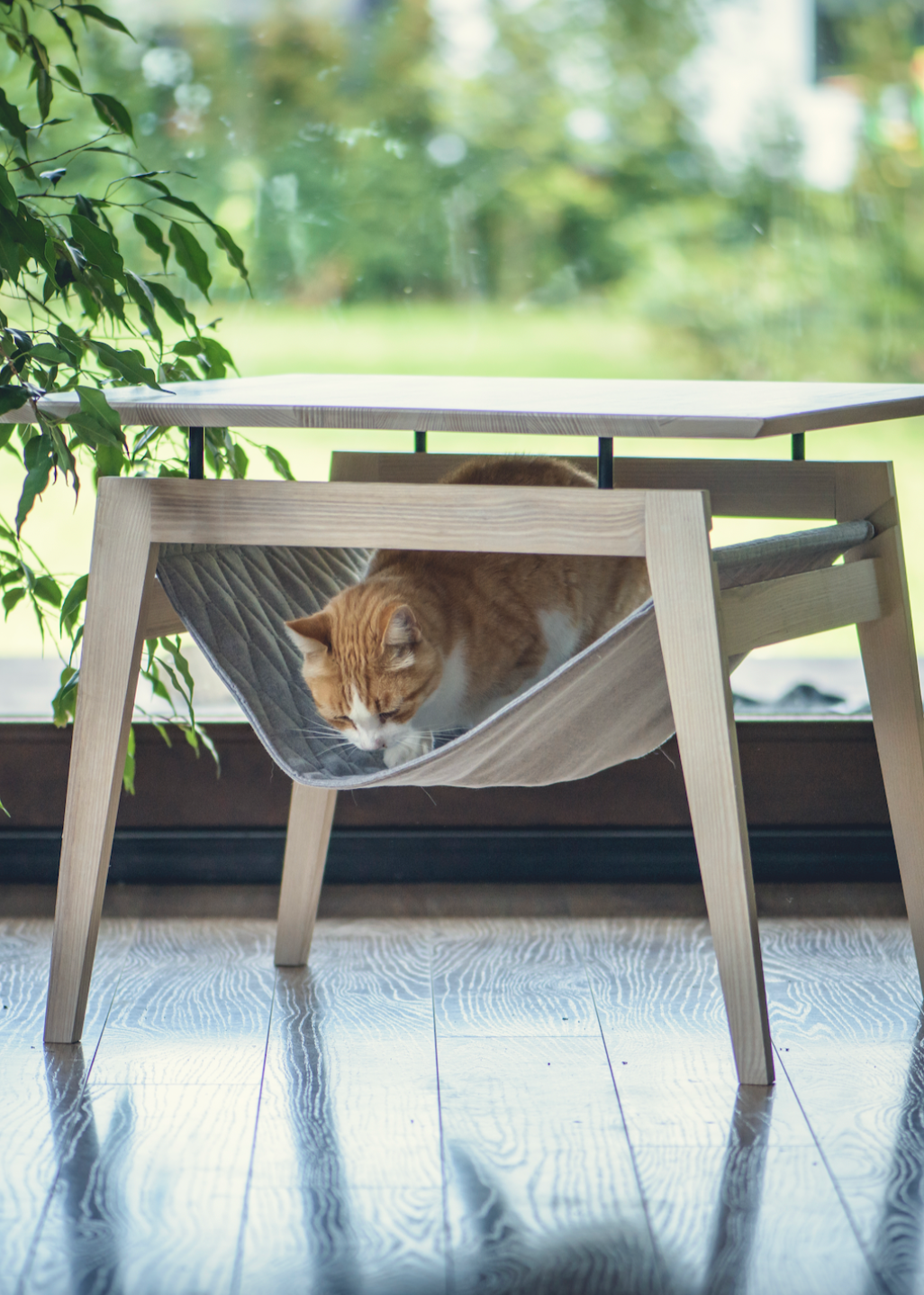 Scandinavische Kikko tafel met doorgestikte hangmat voor katten – stijlvol kattenmeubel Labbvenn