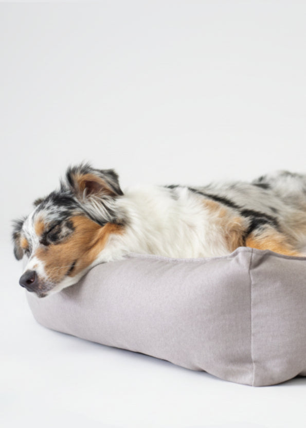 hondenbed met hoge randen Labbvenn Töve – veilige en comfortabele slaapplek