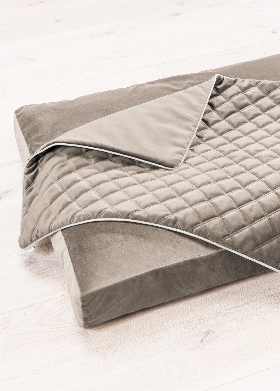 taupe hondendeken met doorgestikte zachte stof – Laboni Oxford detail