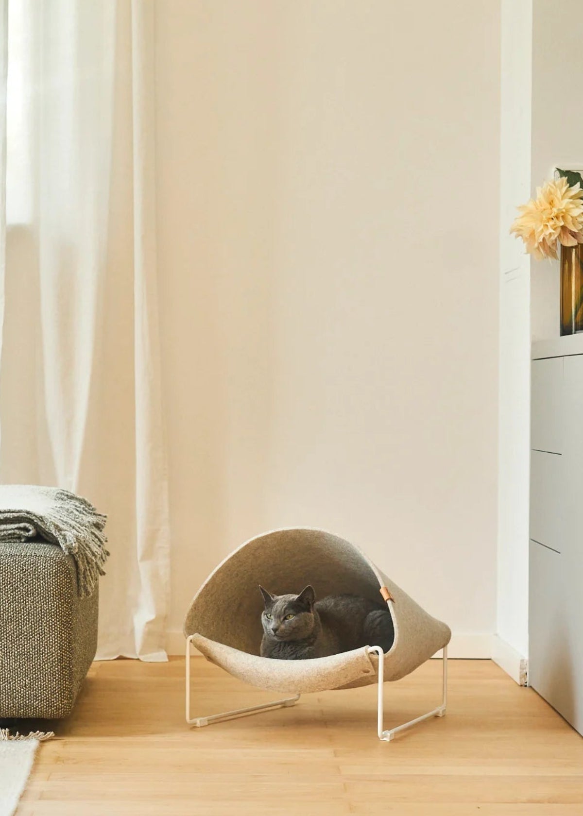 minimalistisch kattenbed beige – MiaCara Loggia in licht interieur