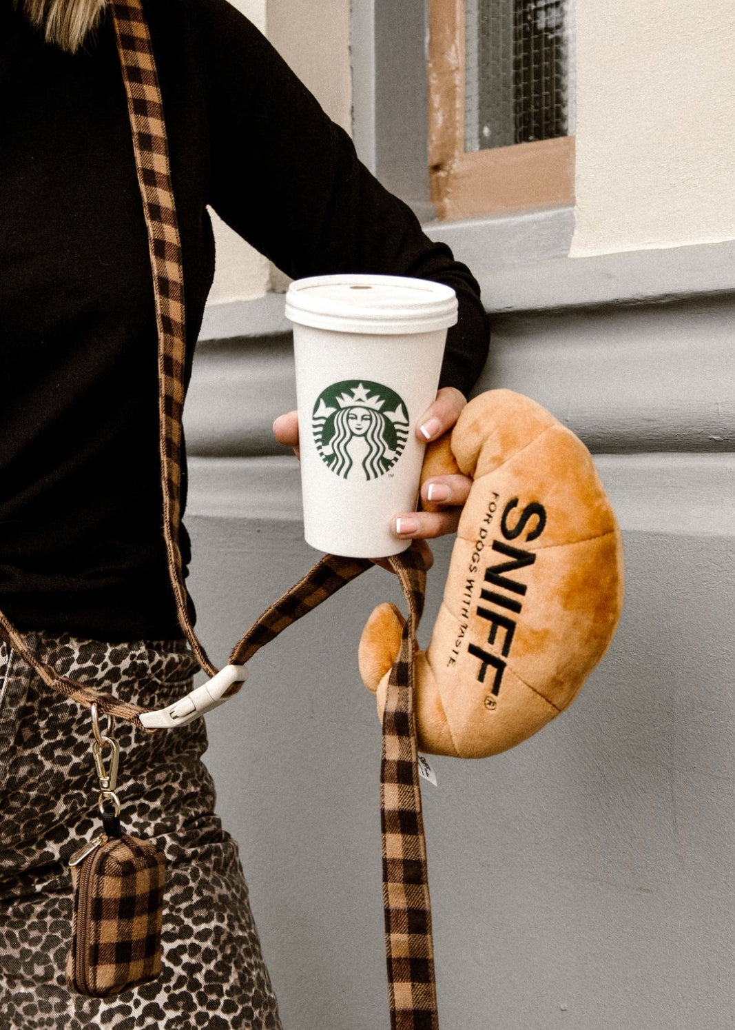Luxe hondenknuffel in Franse croissant stijl