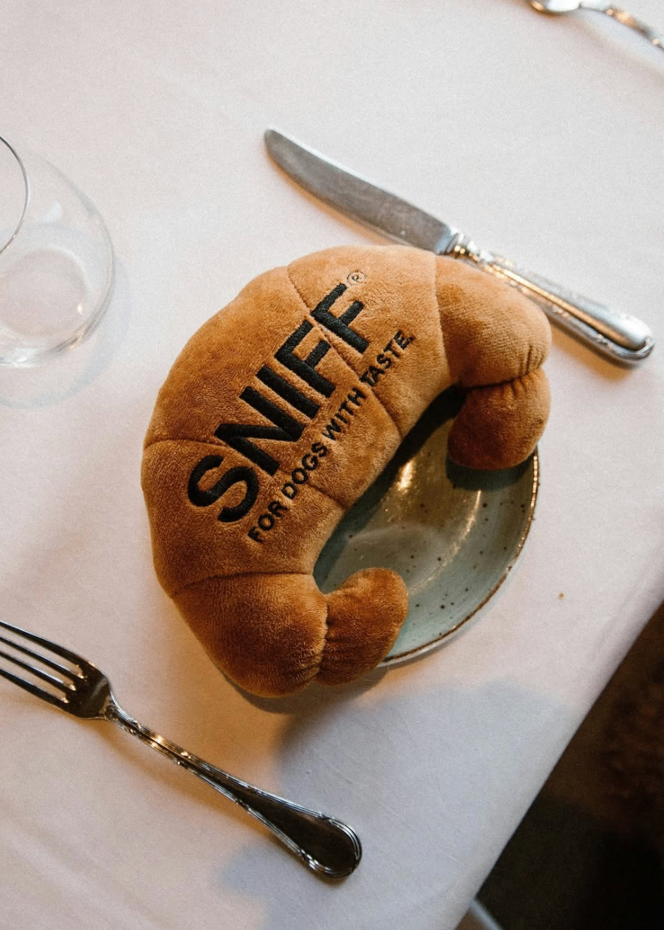 Stijlvol hondenspeeltje croissant van zachte pluche