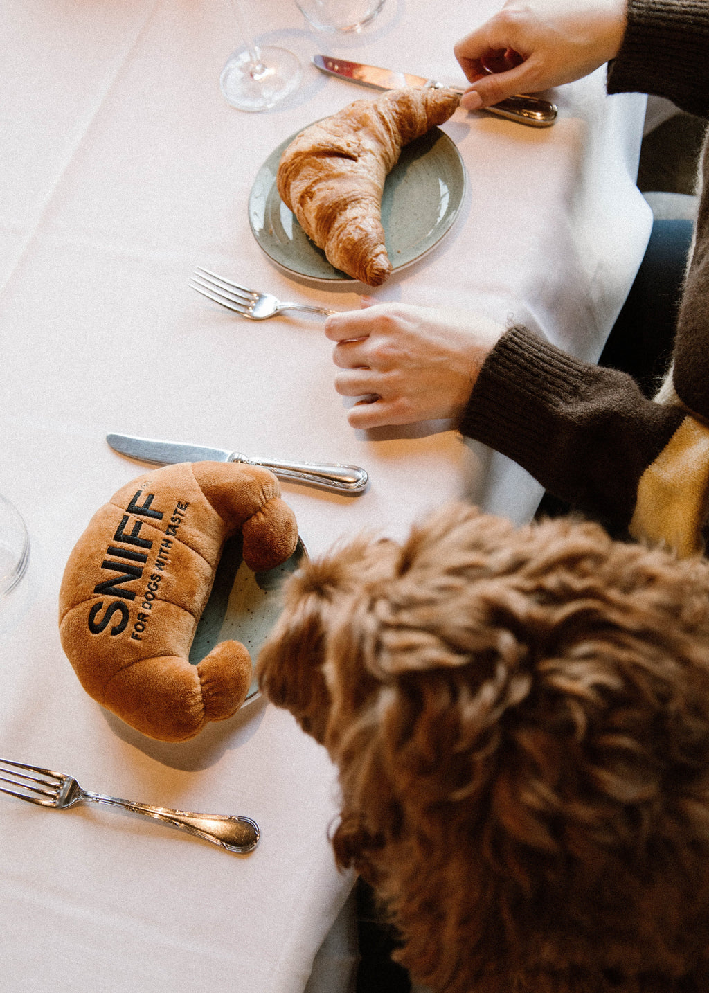 Designer hondenspeeltje in croissant vorm