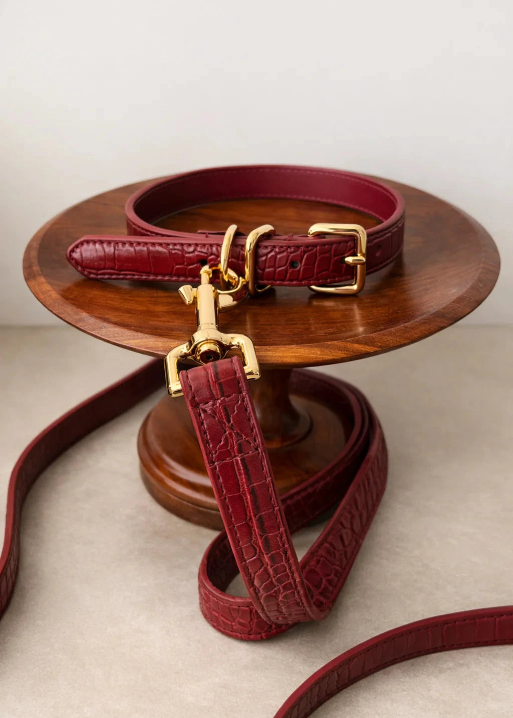Vegan leather hondenhalsband met gold hardware